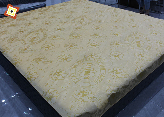 Woven 100 Polyester Mattress Quilting Fabric Warp Rajutan Pola Cetak Berlapis Emas
