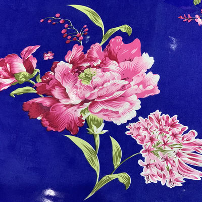 Bukti Debu Kain Triko Poliester Biru 100g / M2 Dengan Pencetakan Peony Merah
