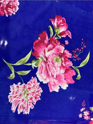 Bukti Debu Kain Triko Poliester Biru 100g / M2 Dengan Pencetakan Peony Merah