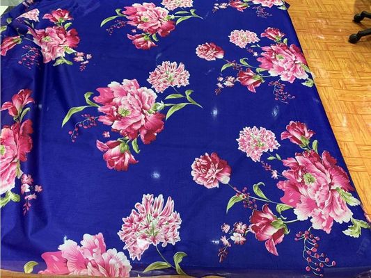 Bukti Debu Kain Triko Poliester Biru 100g / M2 Dengan Pencetakan Peony Merah